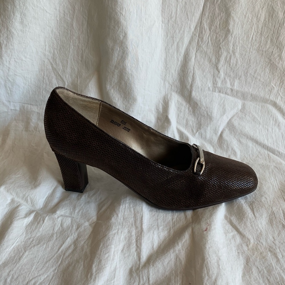 Shoe Strings Size 8 M Leather Brown Heel 3” Pumps